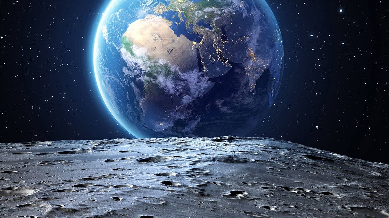 Кто живет на Луне и почему там не могут жить люди